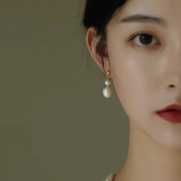 Genuine Baroque pearl drop earrings - Picture 2 of 3